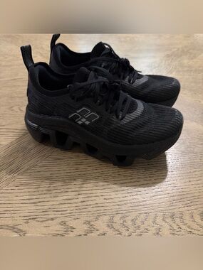 PINNIP Wave-Lite Running Shoes Black Mens 7 Womens 8.5